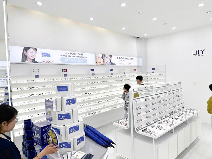 Không Gian Trưng Bày Hiện Đại Cho Hệ Thống Cửa Hàng Kính Mắt Lily